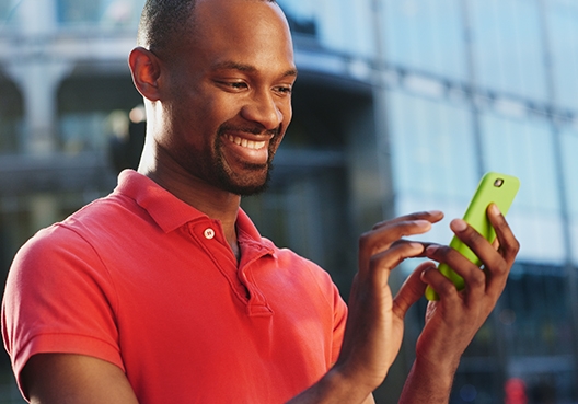 man typing on his cell phone