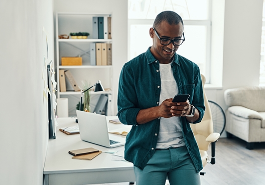 man typing on his cell phone