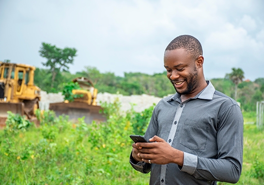 man typing on his cell phone